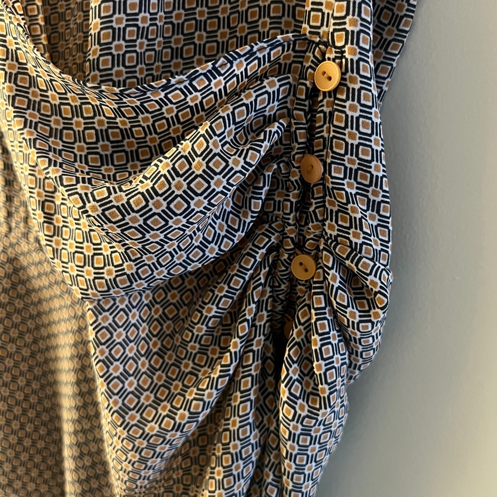 Elegant Brown Sleeveless Top - Picture 2 of 6